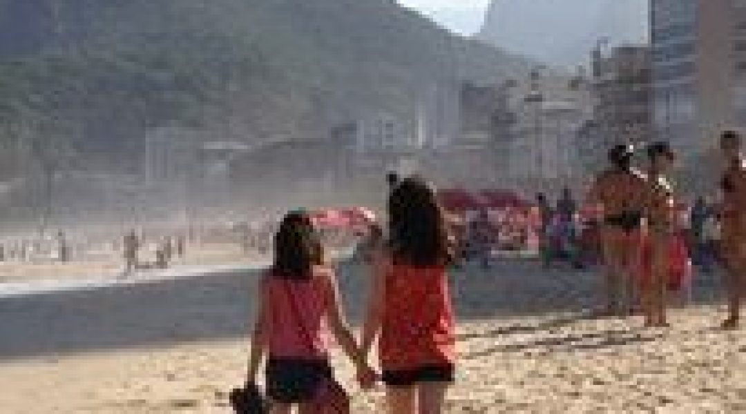 filles_marchant_s_r_la_plage