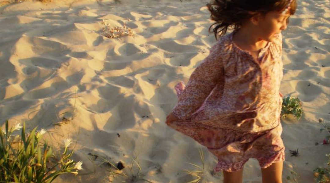 fille_aux_pieds_n_s_sur_la_plage
